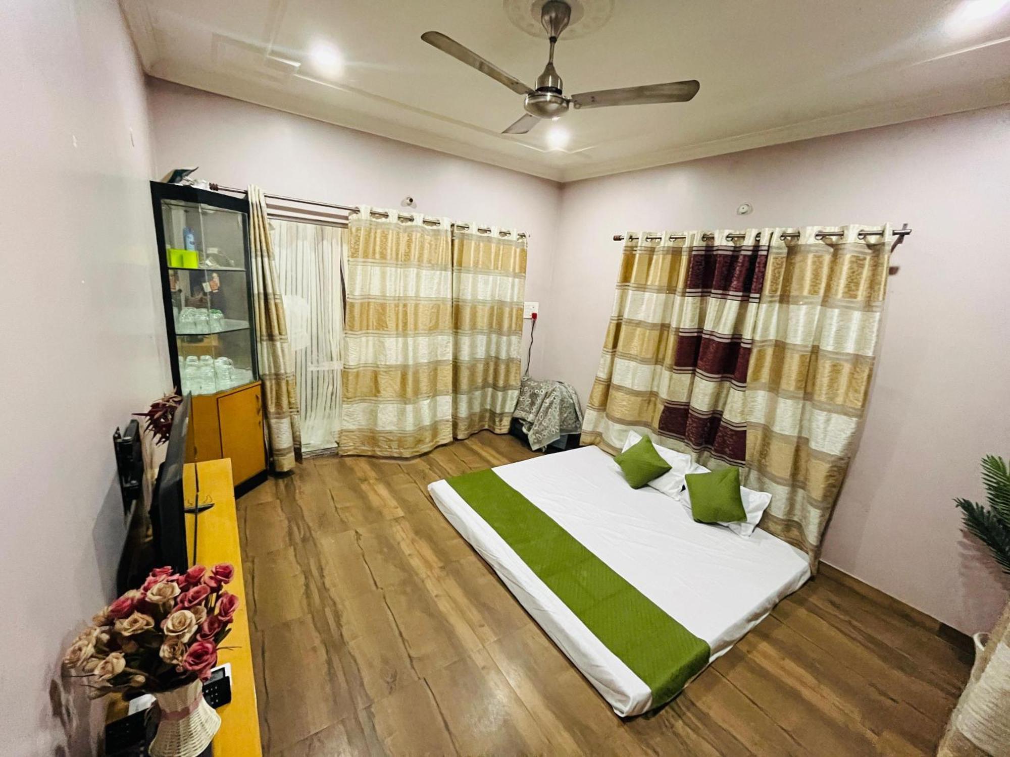 The Q3 Inn Гувахати Екстериор снимка