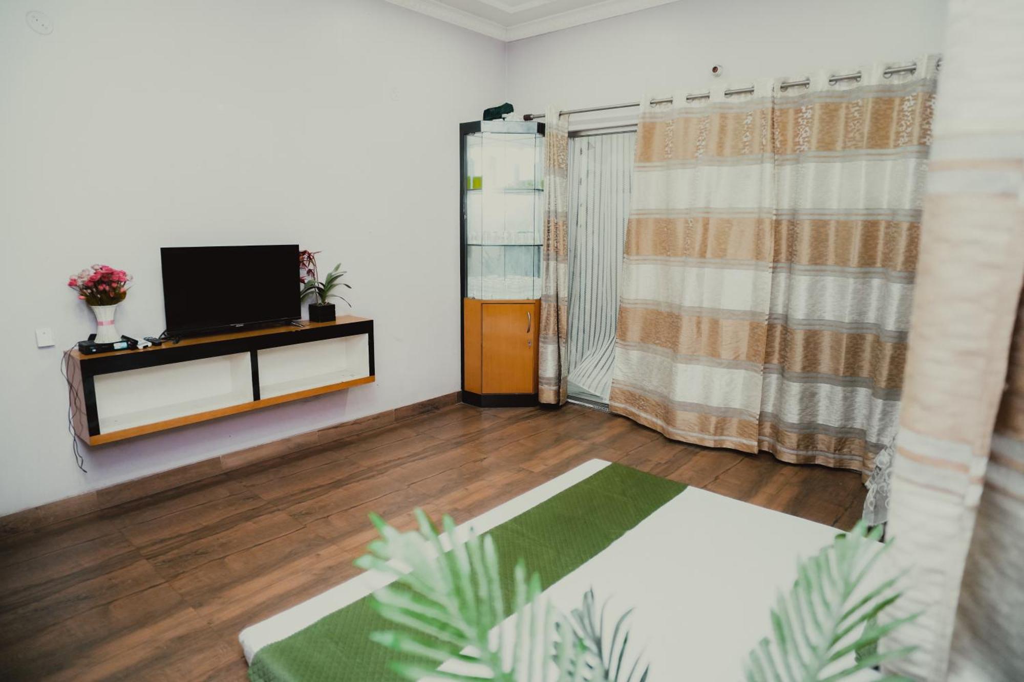 The Q3 Inn Гувахати Екстериор снимка